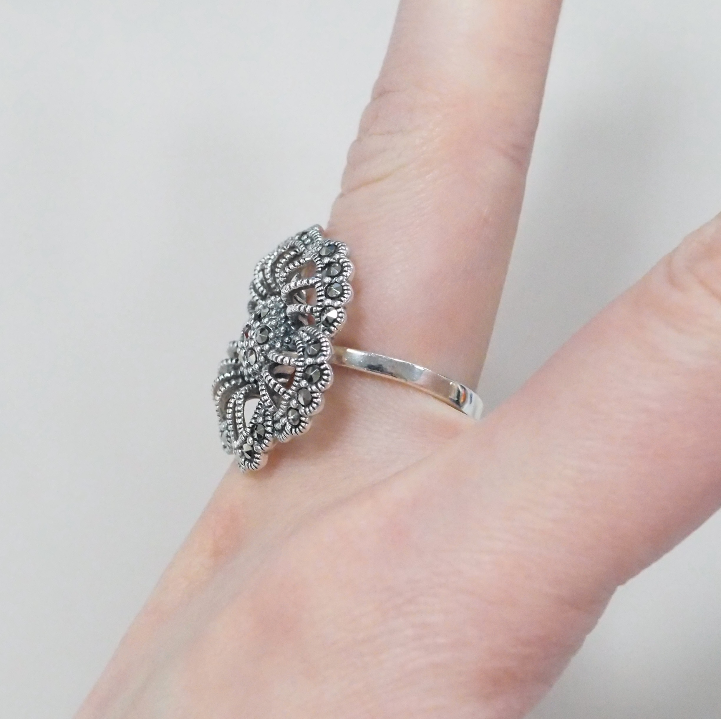 Серебряное кольцо 925 пробы; оксидирование; вставки 30 Марказит;